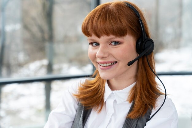 Nahaufnahme einer Person, die im Callcenter arbeitet