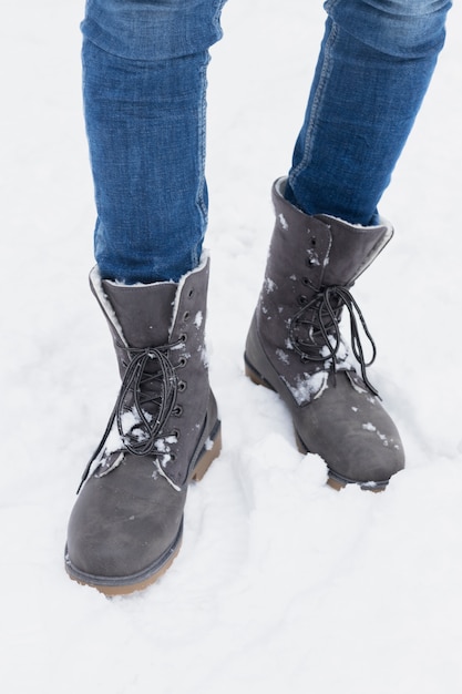 Kostenloses Foto nahaufnahme einer person, die im schnee während der wintersaison steht