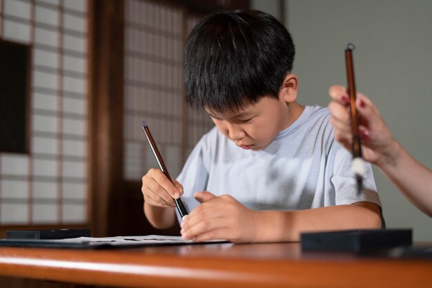 Nahaufnahme einer Person, die japanische Kalligraphie macht, genannt Shodo