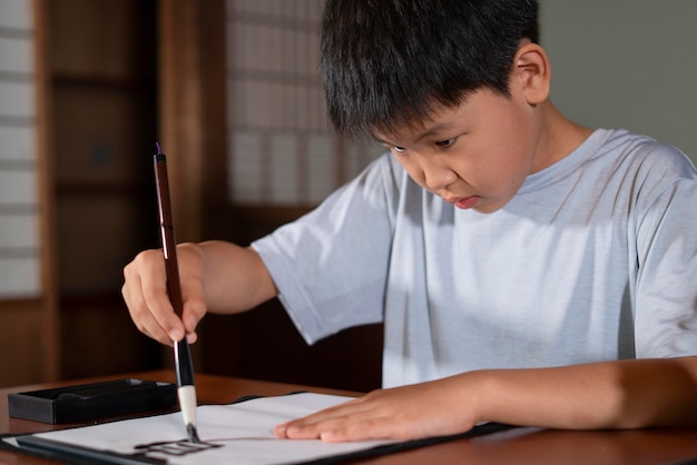 Nahaufnahme einer Person, die japanische Kalligraphie macht, genannt Shodo