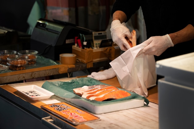 Kostenloses Foto nahaufnahme einer person, die japanisches straßenessen kocht