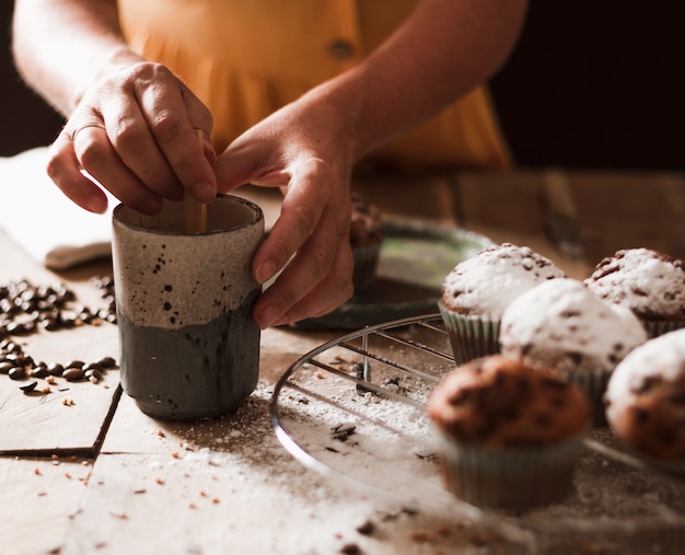 Kostenloses Foto nahaufnahme einer person, die kleinen kuchen vorbereitet