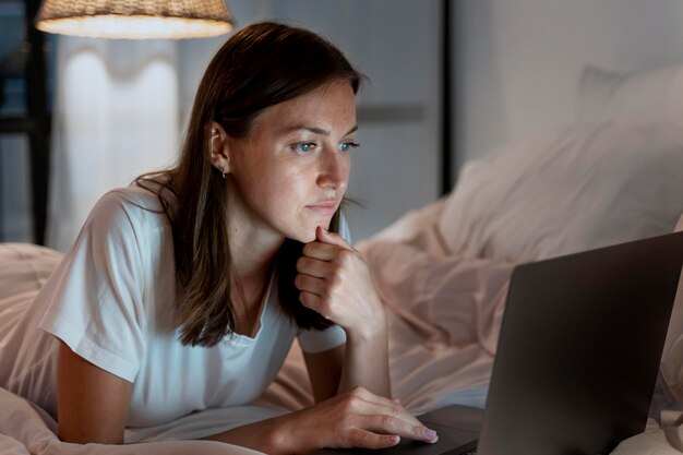 Nahaufnahme einer Person, die nachts zu Hause arbeitet