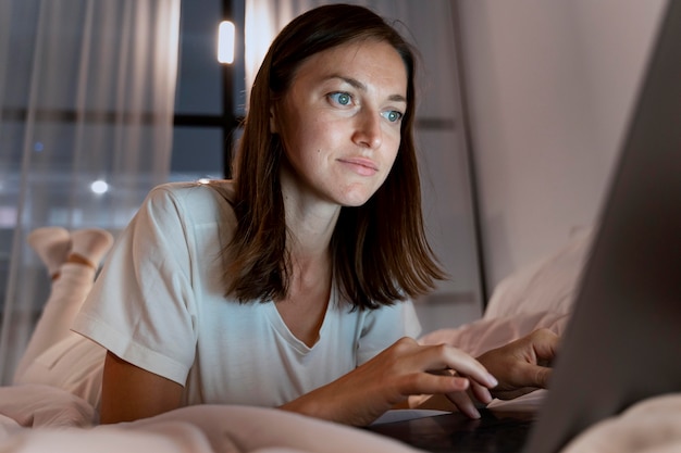 Nahaufnahme einer Person, die nachts zu Hause arbeitet