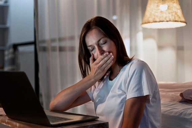 Nahaufnahme einer Person, die nachts zu Hause arbeitet