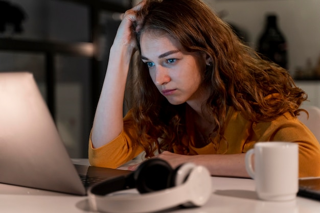 Nahaufnahme einer Person, die nachts zu Hause arbeitet