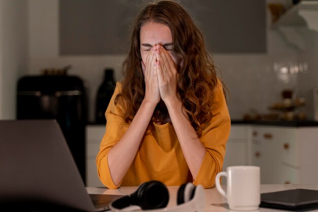 Nahaufnahme einer Person, die nachts zu Hause arbeitet