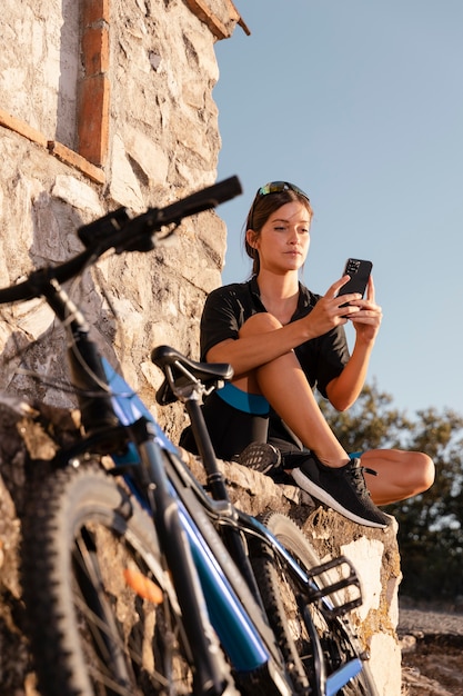 Nahaufnahme einer Person mit Elektrofahrrad