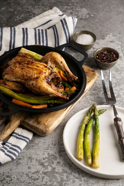 Nahaufnahme einer proteinreichen Mahlzeit von gebackenem Hühnchen