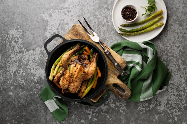 Nahaufnahme einer proteinreichen Mahlzeit von gebackenem Hühnchen