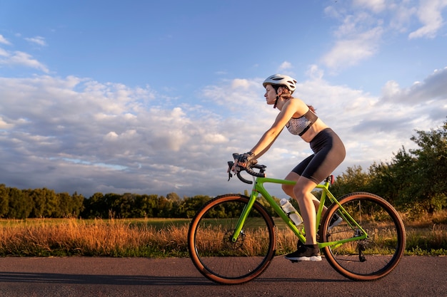 Nahaufnahme einer Radfahrerin im Freien