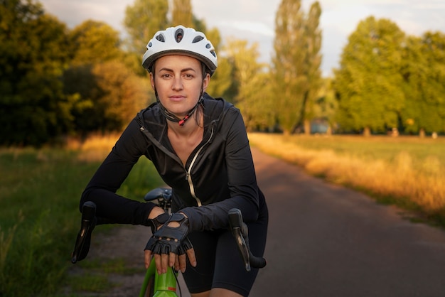 Kostenloses Foto nahaufnahme einer radfahrerin im freien