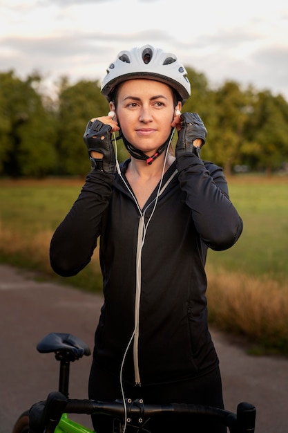 Nahaufnahme einer Radfahrerin im Freien