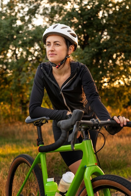 Kostenloses Foto nahaufnahme einer radfahrerin im freien