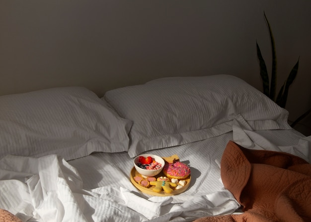 Nahaufnahme einer romantischen Frühstücksbettanordnung