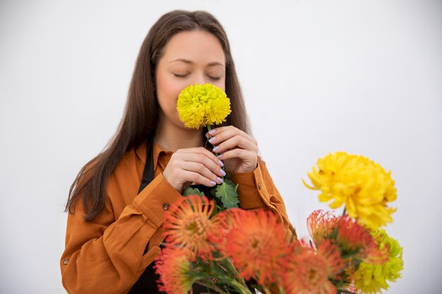 Nahaufnahme einer schönen Floristenfrau