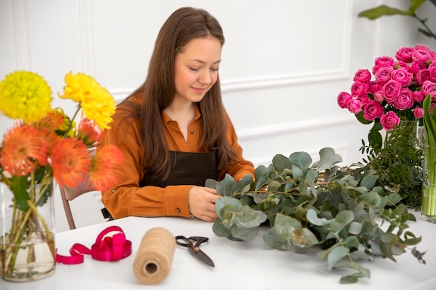 Kostenloses Foto nahaufnahme einer schönen floristenfrau