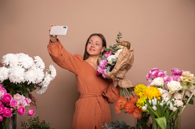 Kostenloses Foto nahaufnahme einer schönen floristenfrau