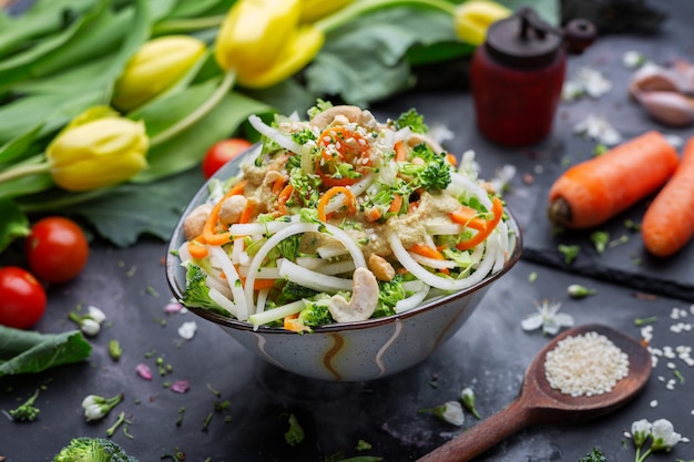 Kostenloses Foto nahaufnahme einer schüssel mit dem leckeren veganen salat