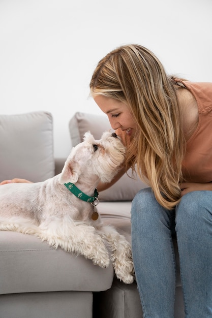 Nahaufnahme einer Smiley-Frau, die Hund anschaut