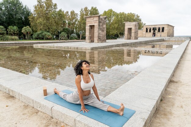 Nahaufnahme einer Spanierin praktiziert Yoga im Freien