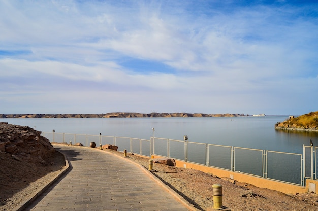 Nahaufnahme einer Straße am Meer an einem sonnigen Tag