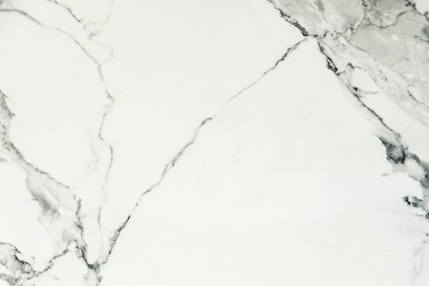 Nahaufnahme einer strukturierten Wand aus weißem Marmor