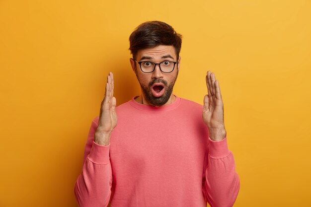 Nahaufnahme eines bärtigen jungen Mannes mit Brille, der isoliert ist