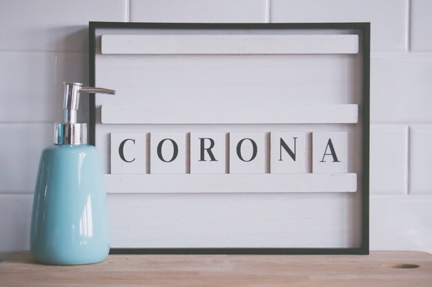 Nahaufnahme eines "Corona" -Schildes und eines Seifenspenders