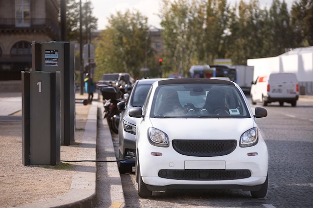 Nahaufnahme eines Elektroautos in Frankreich