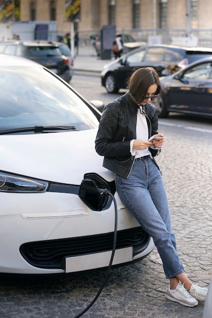 Nahaufnahme eines Elektroautos in Frankreich