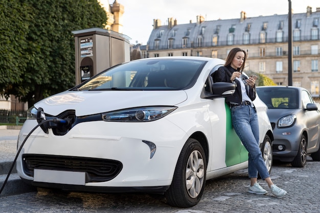 Nahaufnahme eines Elektroautos in Frankreich