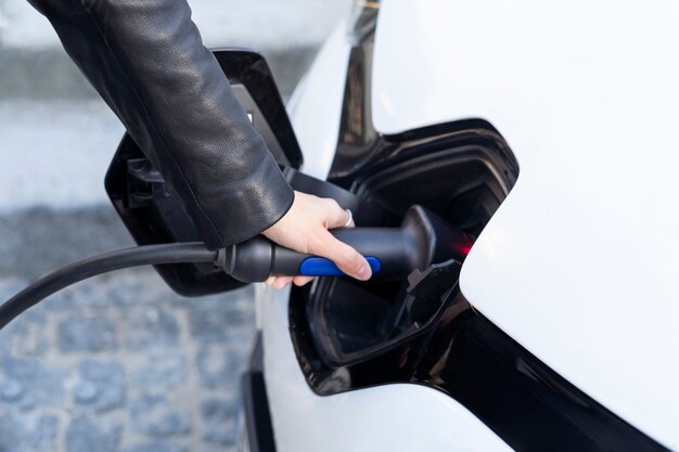 Nahaufnahme eines Elektroautos in Frankreich