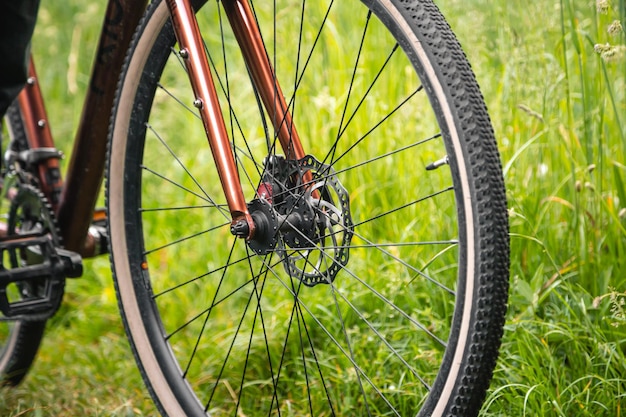 Kostenloses Foto nahaufnahme eines fahrradrades im gras