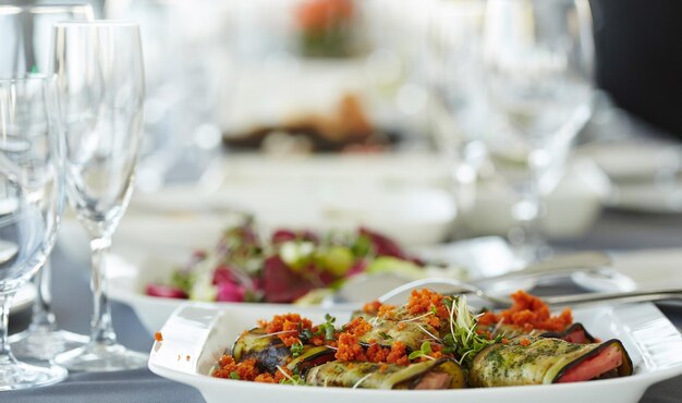 Nahaufnahme eines festlich gedeckten Tisches mit verschiedenen Gerichten. Festliche Veranstaltung, Party oder Hochzeitsempfang.