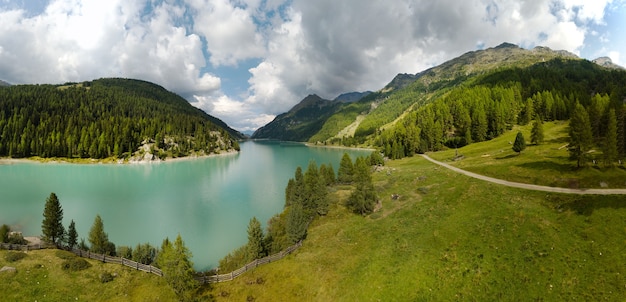 Nahaufnahme eines Flusses und Wälder auf Hügeln