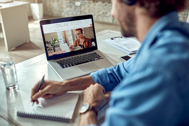 Kostenlose Foto nahaufnahme eines freiberuflers, der online lernt, während er einen laptop im büro benutzt