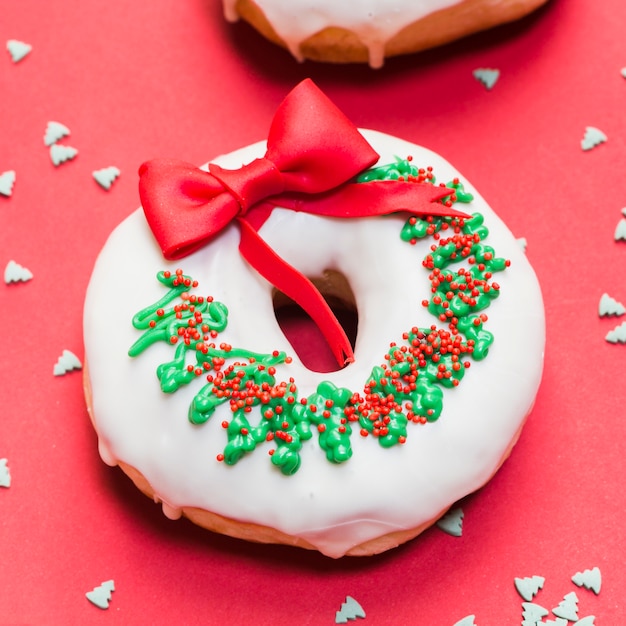 Nahaufnahme eines geschmackvollen Donuts verziert als Weihnachtskranz