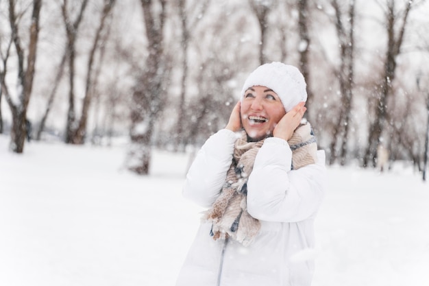 Nahaufnahme eines glücklichen Erwachsenen, der im Schnee spielt