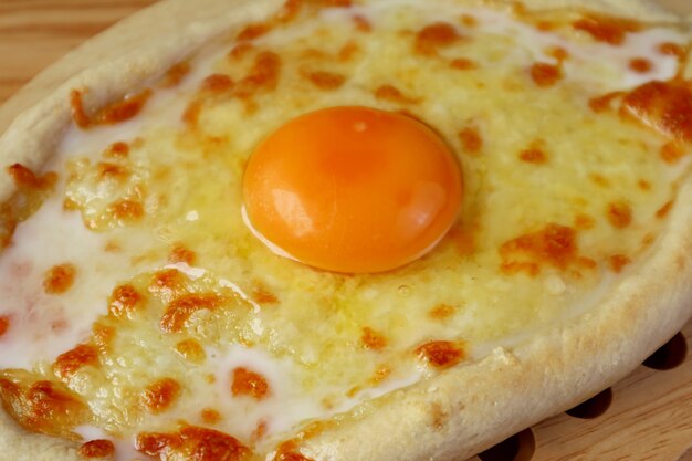 Georgischer käse khachapuri imeruli. georgisches traditionelles essen ...