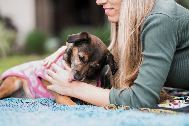 Kostenloses Foto nahaufnahme eines hundes, der die hand der frau leckt