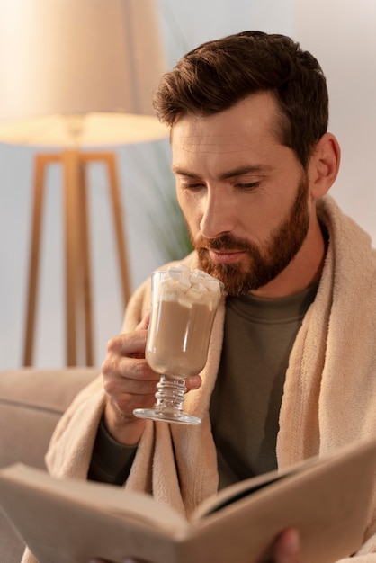 Nahaufnahme eines jungen Erwachsenen, der das Lesen genießt