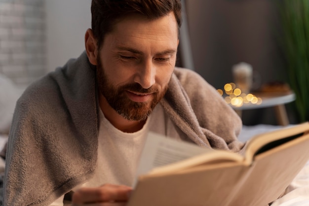 Nahaufnahme eines jungen Erwachsenen, der das Lesen genießt