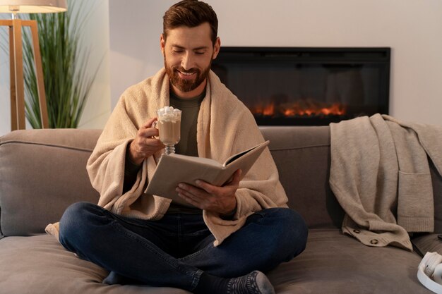 Nahaufnahme eines jungen Erwachsenen, der ein warmes Getränk genießt