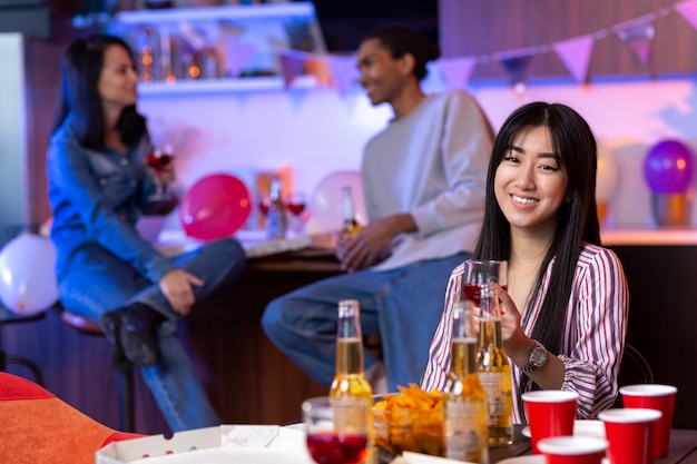 Kostenloses Foto nahaufnahme eines jungen erwachsenen, der zu hause eine party macht