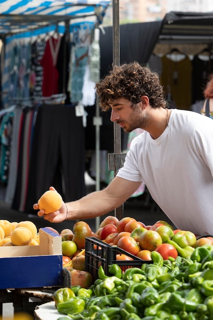 Nahaufnahme eines jungen Mannes auf dem Lebensmittelmarkt