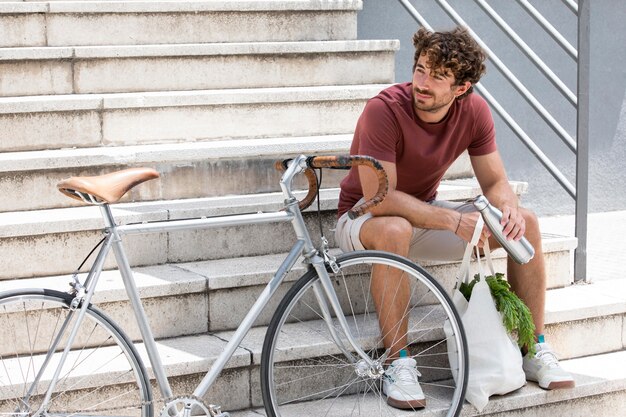 Nahaufnahme eines jungen Mannes, der nach dem Einkaufen eine Pause macht