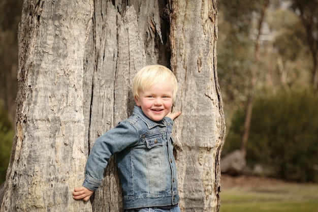 Nahaufnahme eines kaukasischen blonden Jungen, der in einem Park spielt