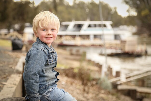 Kostenloses Foto nahaufnahme eines kaukasischen blonden jungen im freien an einem sonnigen tag