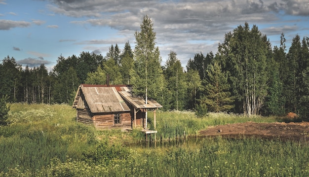 Nahaufnahme eines kleinen Hauses in der Nähe eines Teiches auf dem Land